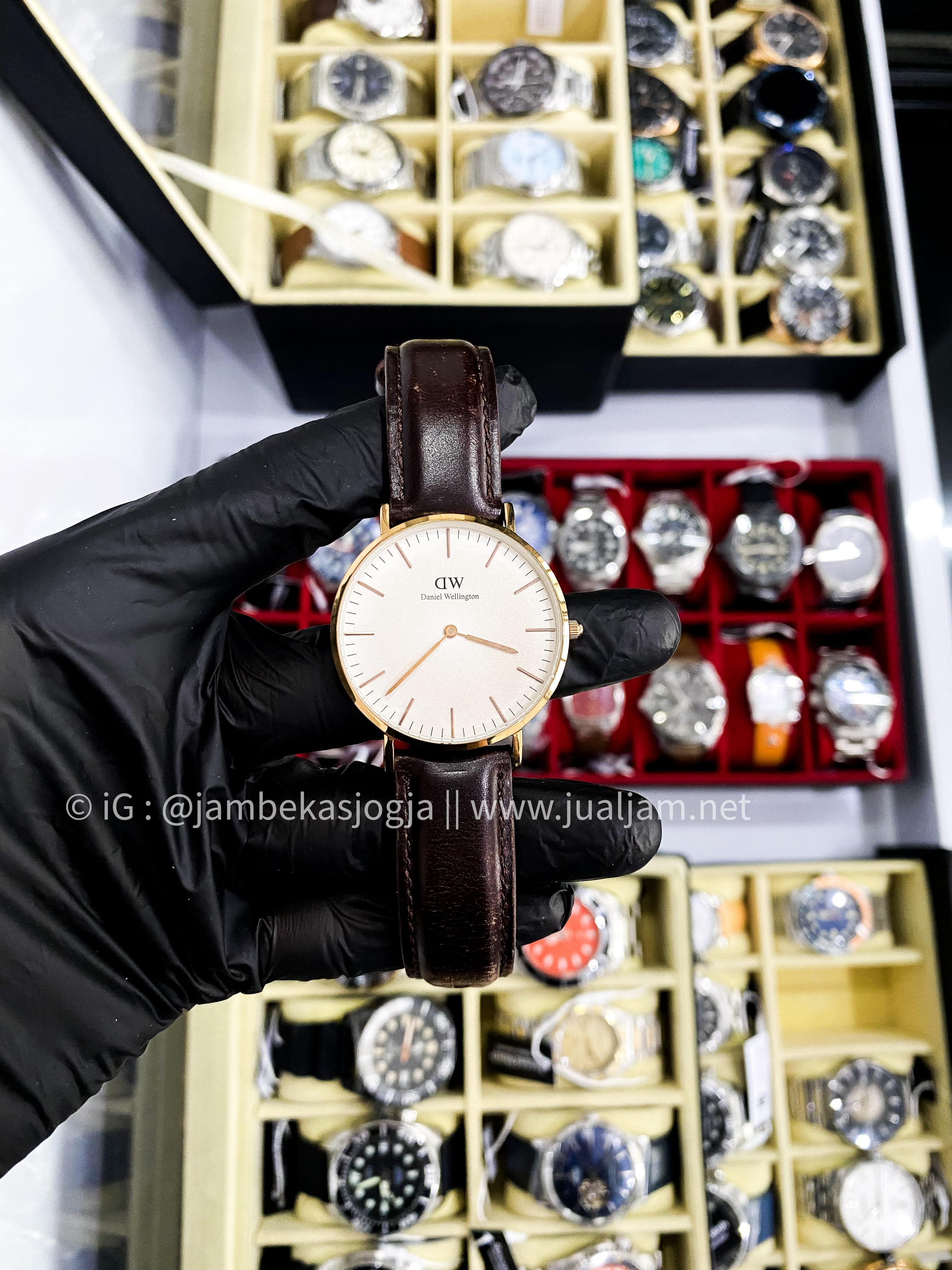 Daniel Wellington Classic DW00100006 St Mawes Eggshell White Dial Brown Leather Strap ( TITIP JUAL )