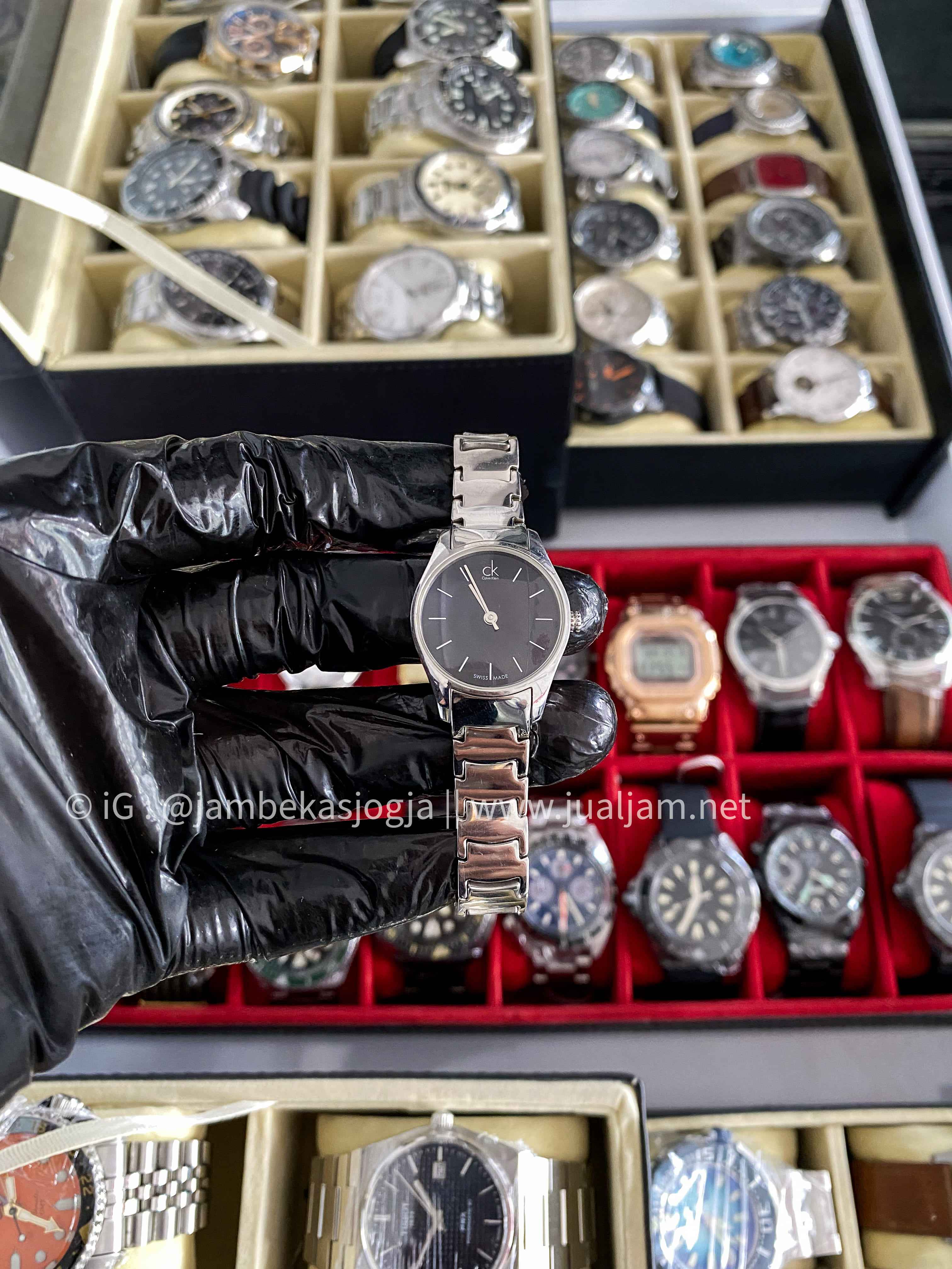 Classic Swiss Quartz (Battery-Powered) Black Women's Watch ( TITIP JUAL )