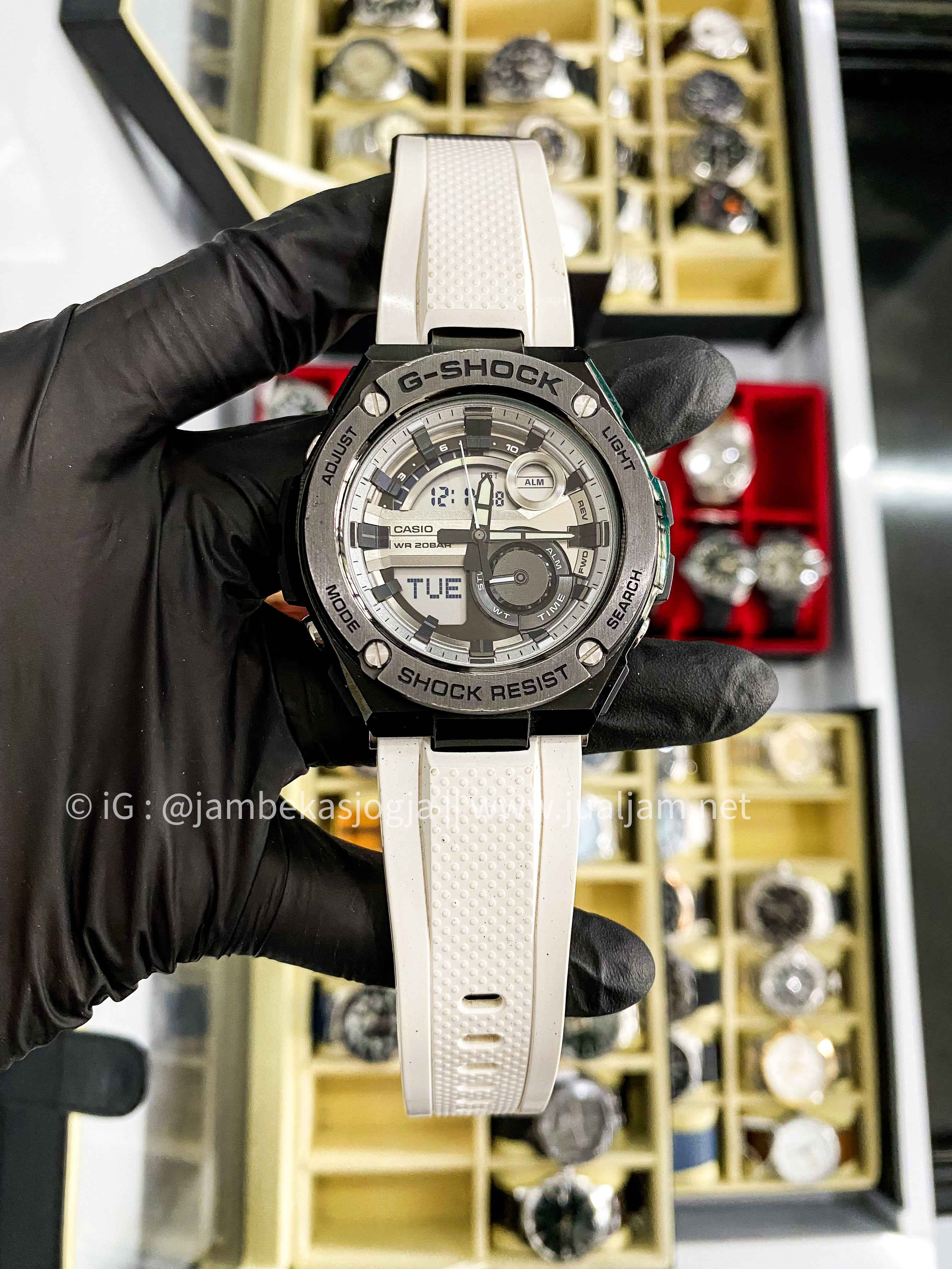 (SKU 68) Casio G-SHOCK GST-210M-1ADR - Water Resistance 200M Black Resin Band White strap