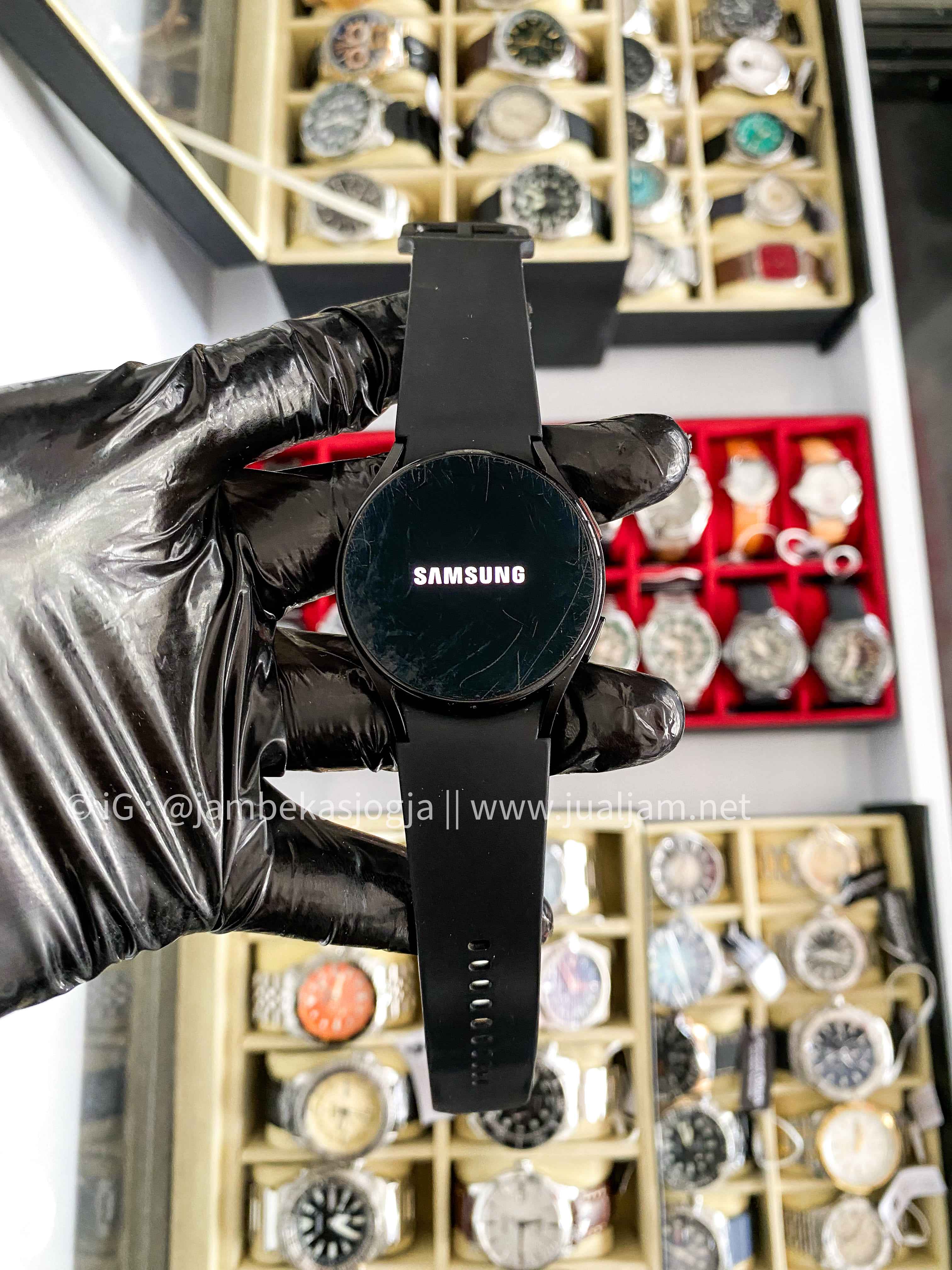( SKU 320) Samsung galaxy watch4 40mm  Black Rubber strap smartwatch