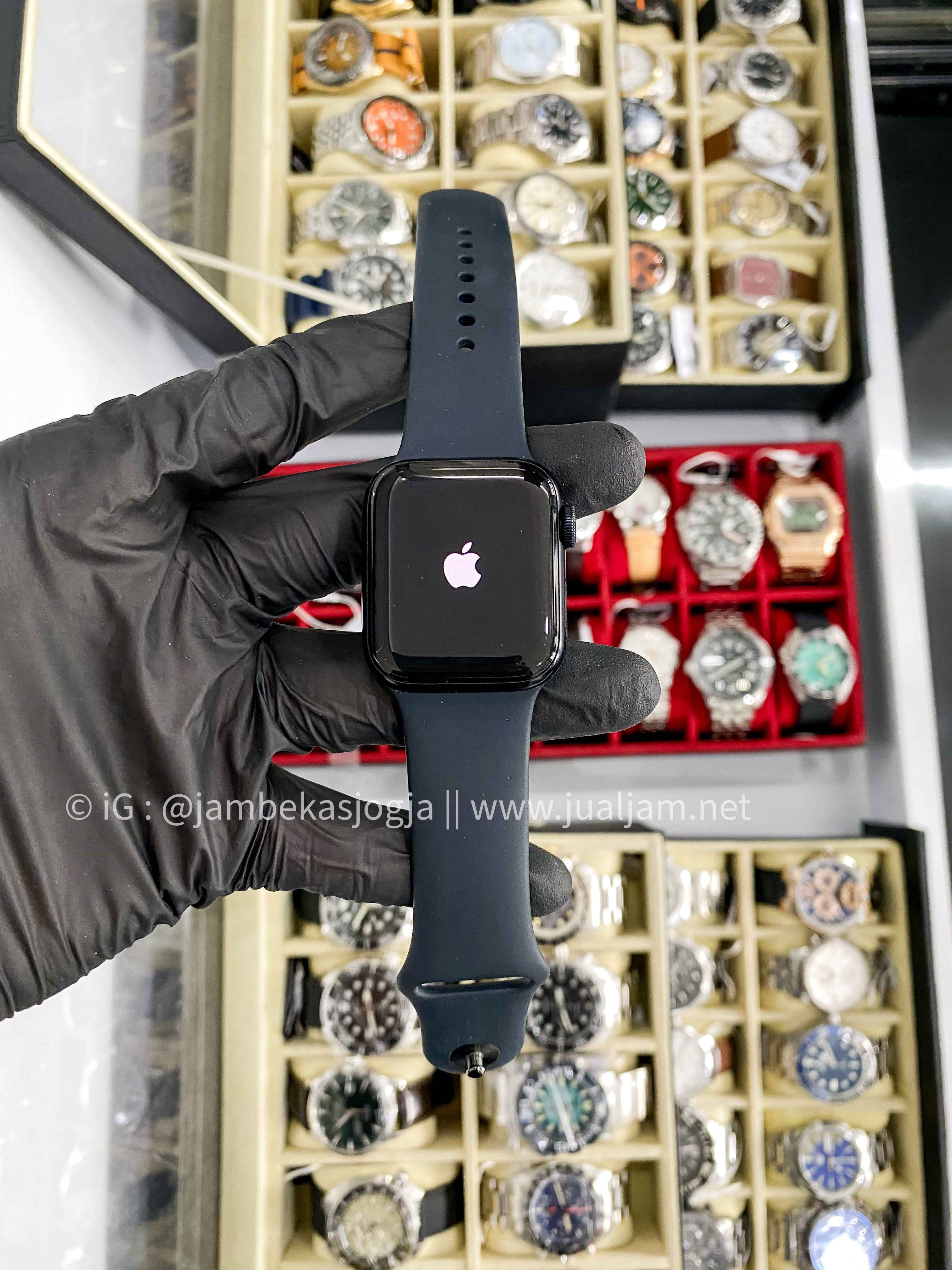 ( SKU 361) Apple Watch SE Gen 2 GPS, 40mm Midnight Sport Band  GARANSI RESMI APRIL 2026