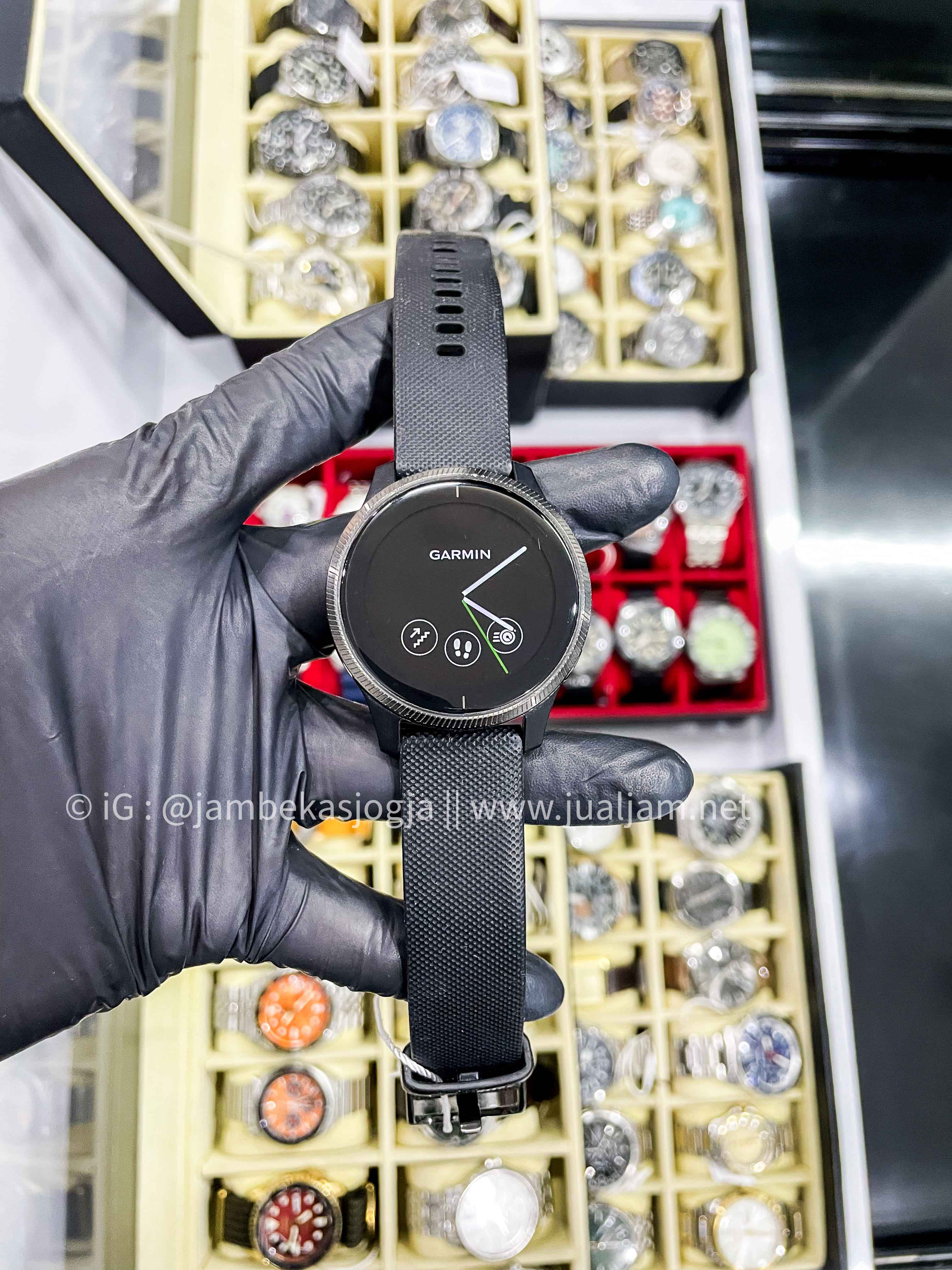 (SKU 378) GARMIN VENU Black Slate rubber White strap