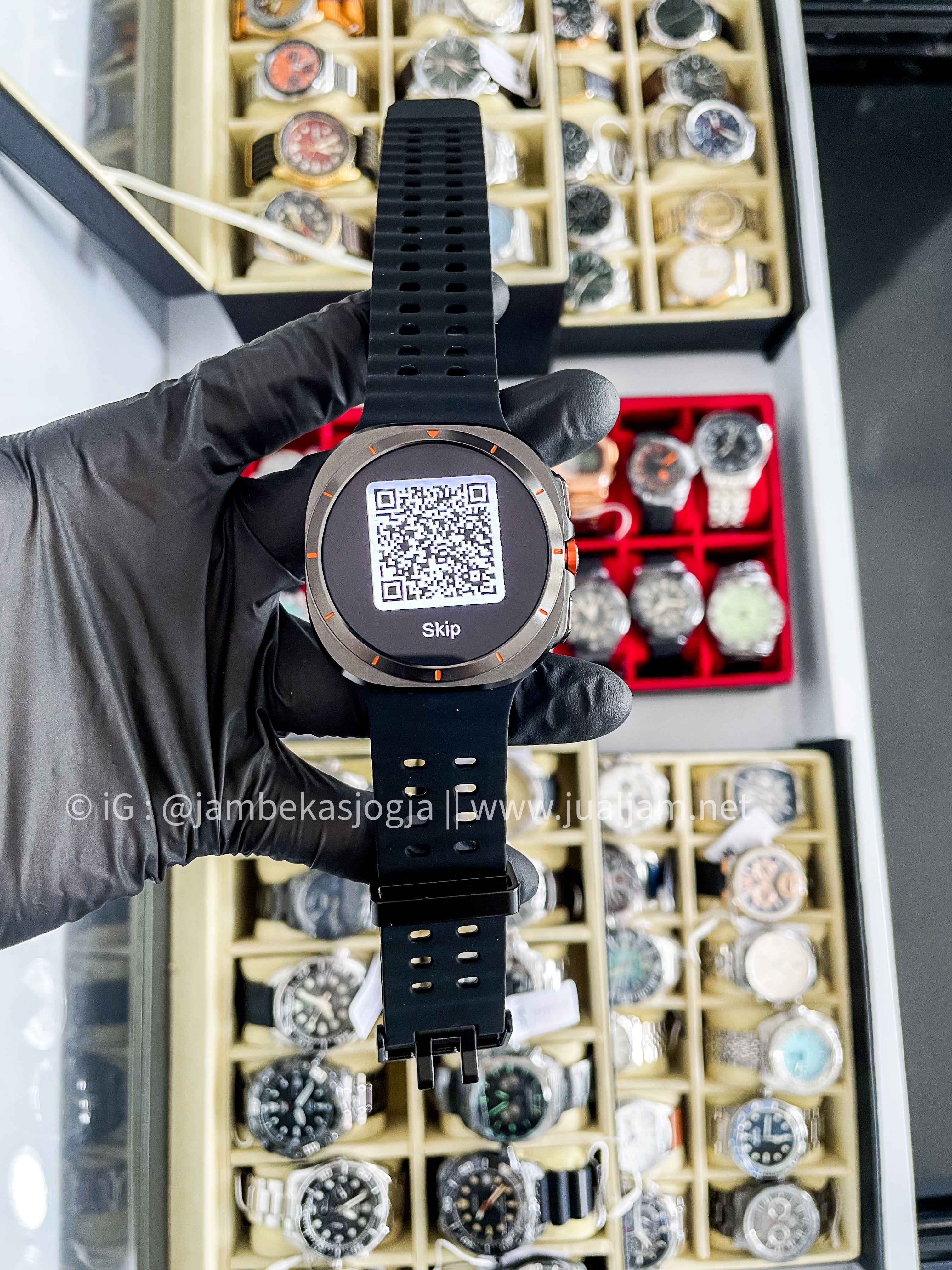 Samsung Galaxy Watch Ultra Titanium black and silver  rubber strap ( TITIP JUAL )