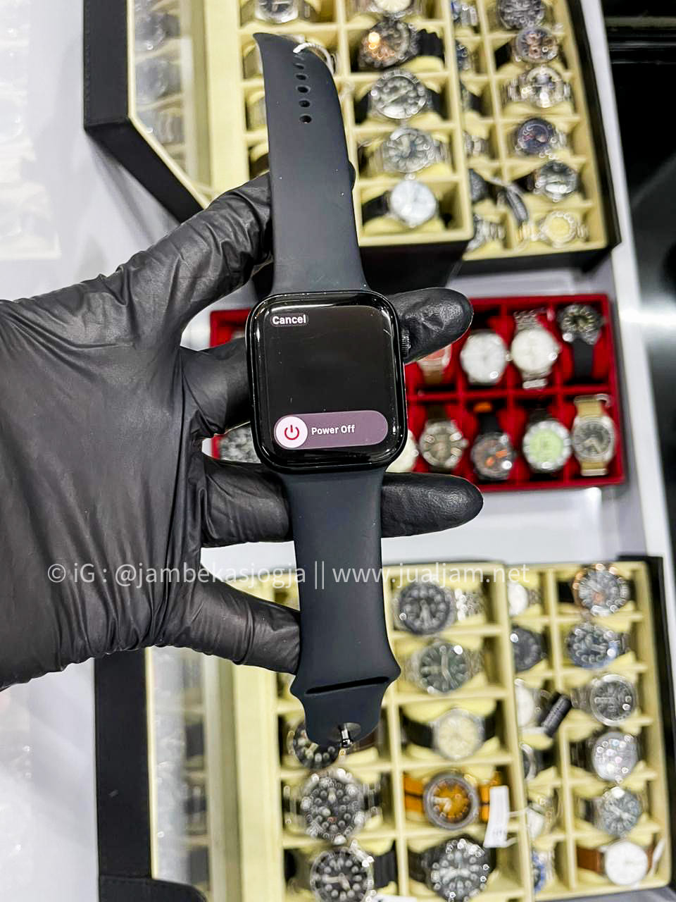 (SKU 430) Apple Watch SE 2 44 mm Space Black rubber strap