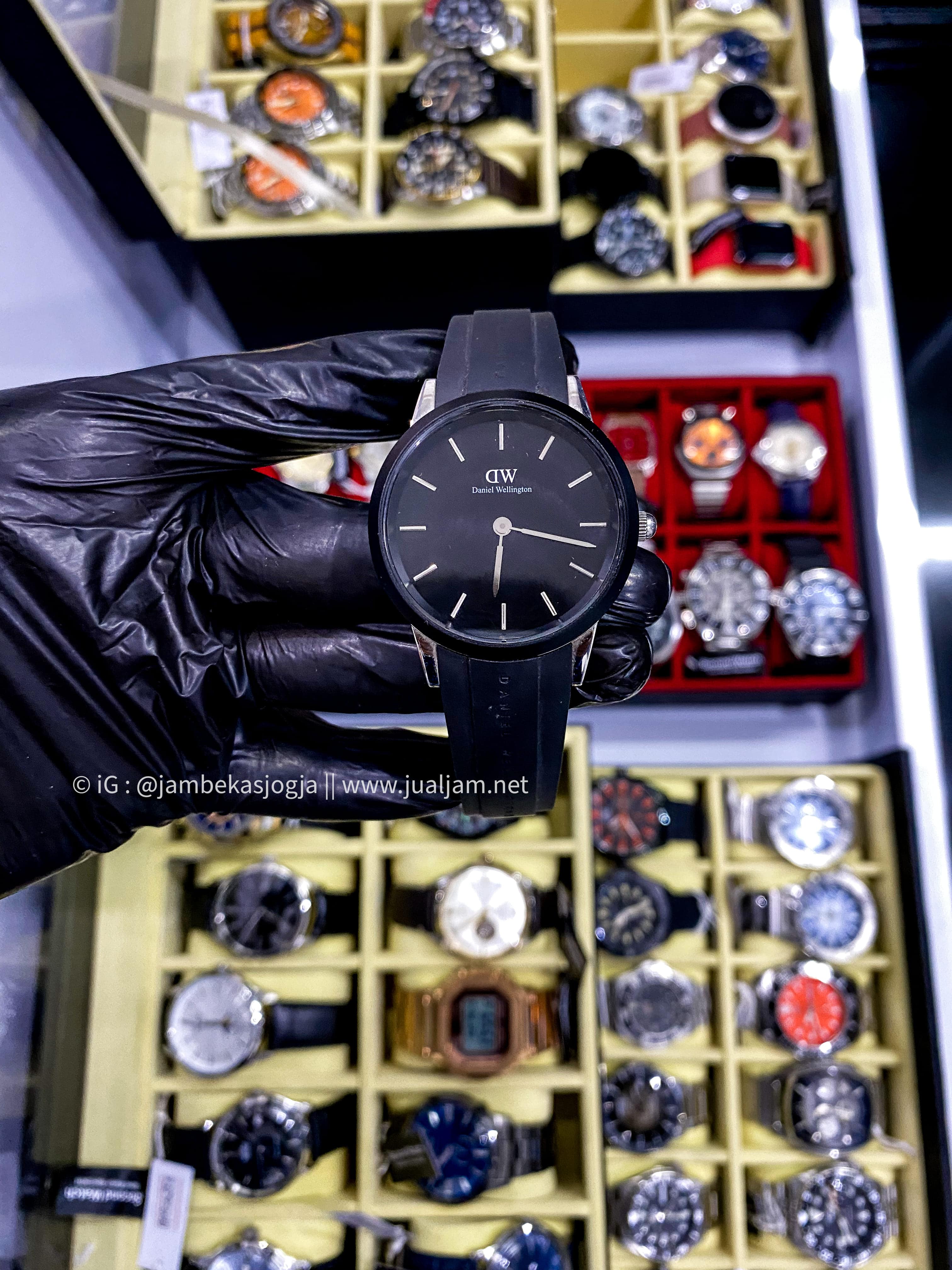 (SKU 124) Daniel Wellington 35m81201234 Iconic Motion Watch Black dial Rubber strap Sliver Watch for men DW