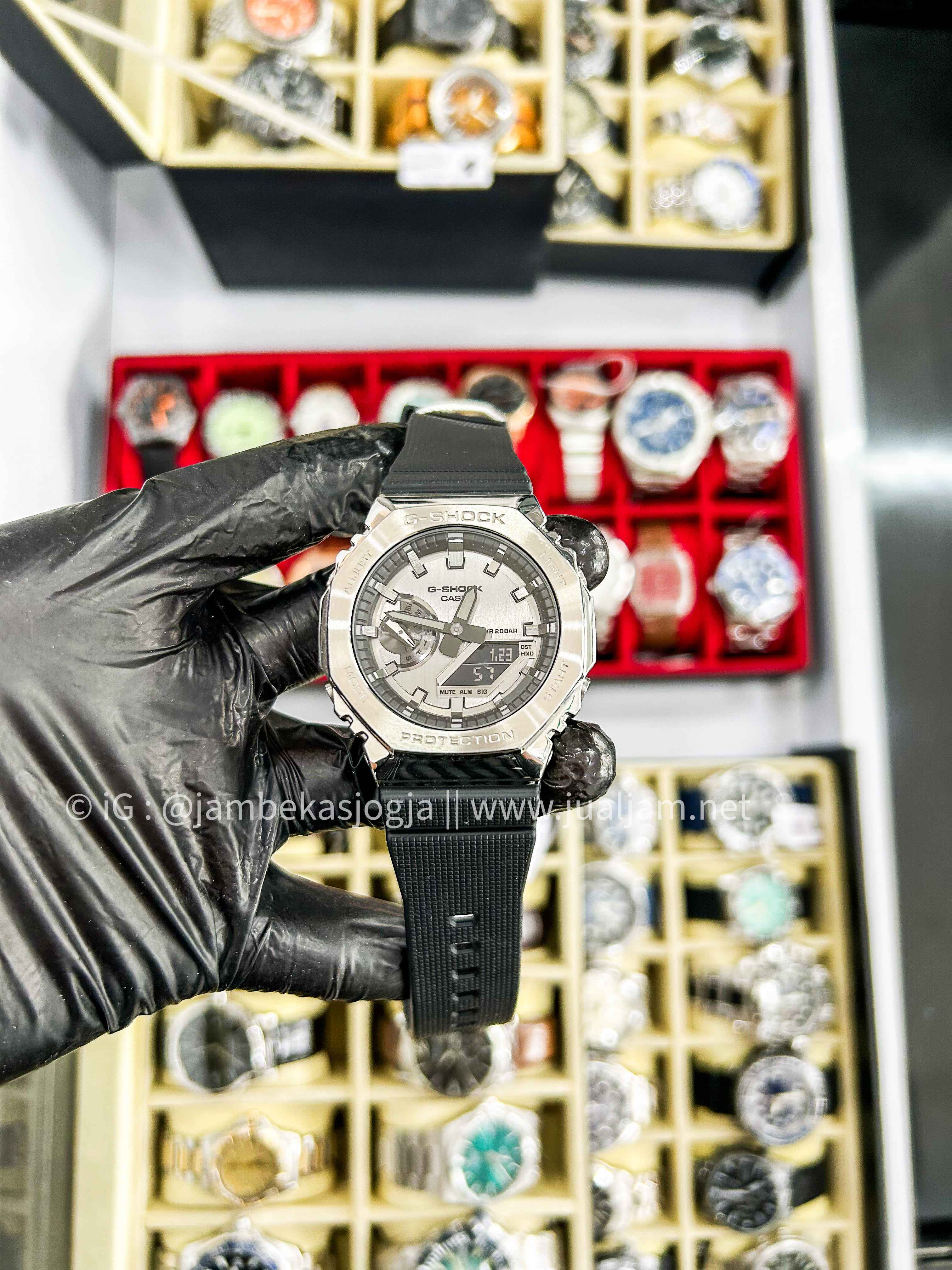 (SKU 487) Casio G-Shock GM-2100-1ADR CasiOak Metal Covered Grey Analog Digital Dial Black Resin Band  GARANSI RESMI  SEPTEMBER 2027