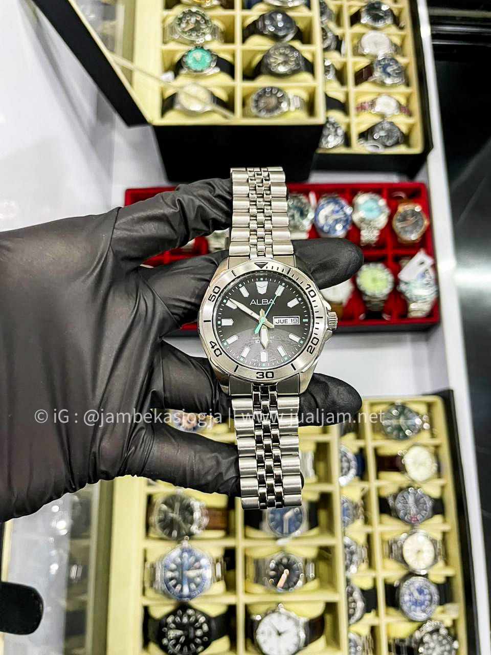 Alba Active Gravity AV3575X1 Men Black Gradient Dial Stainless Steel Strap GARANSI  RESMI JANUARI  2027 ( TITIP JUAL)