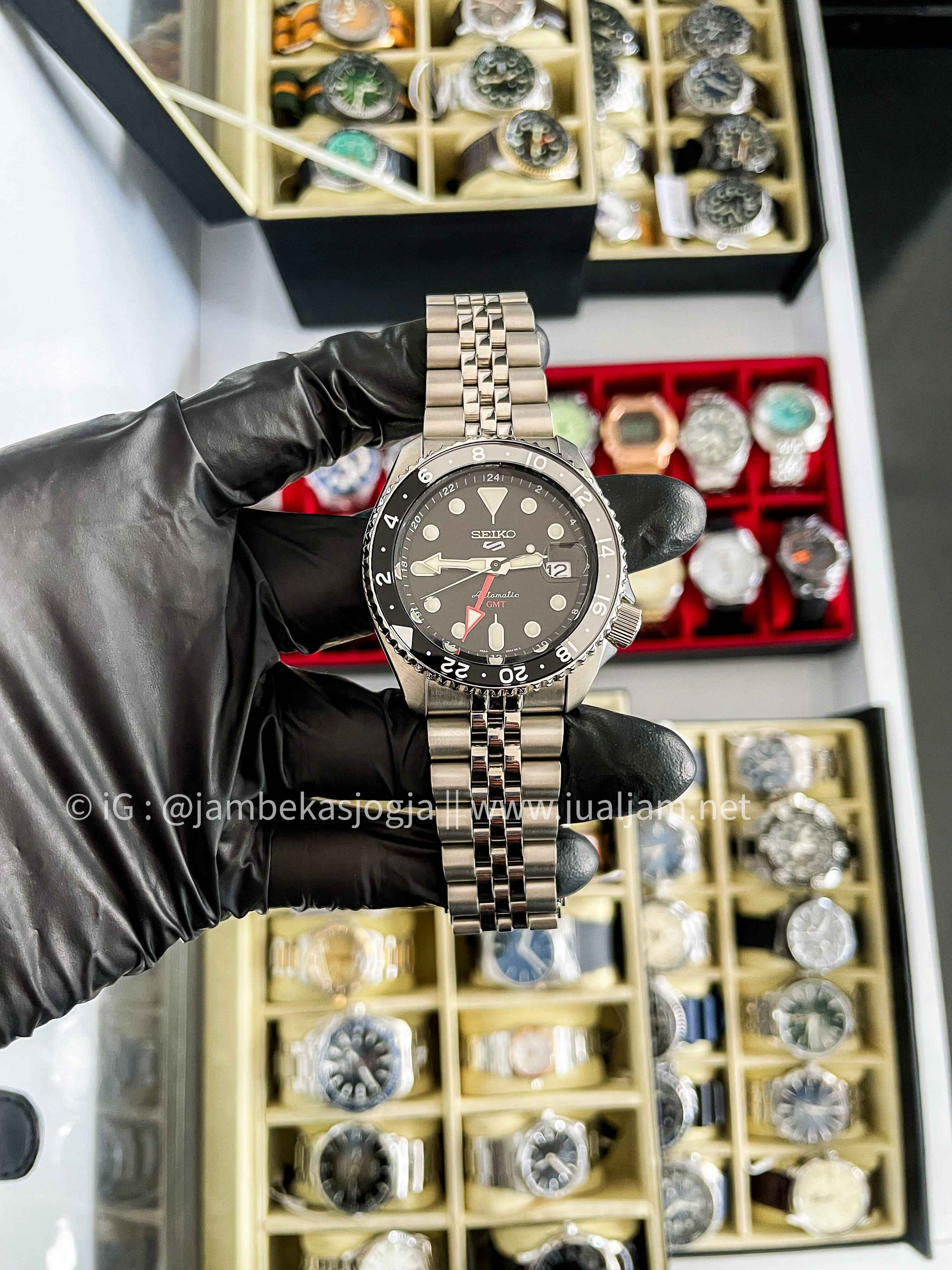 (SKU 505) Seiko 5 Sports SSK001K1 SKX Sports Style GMT Black Grape Automatic Black Dial Stainless Steel Strap  GARANSI RESMI  FEBRUARI 2029