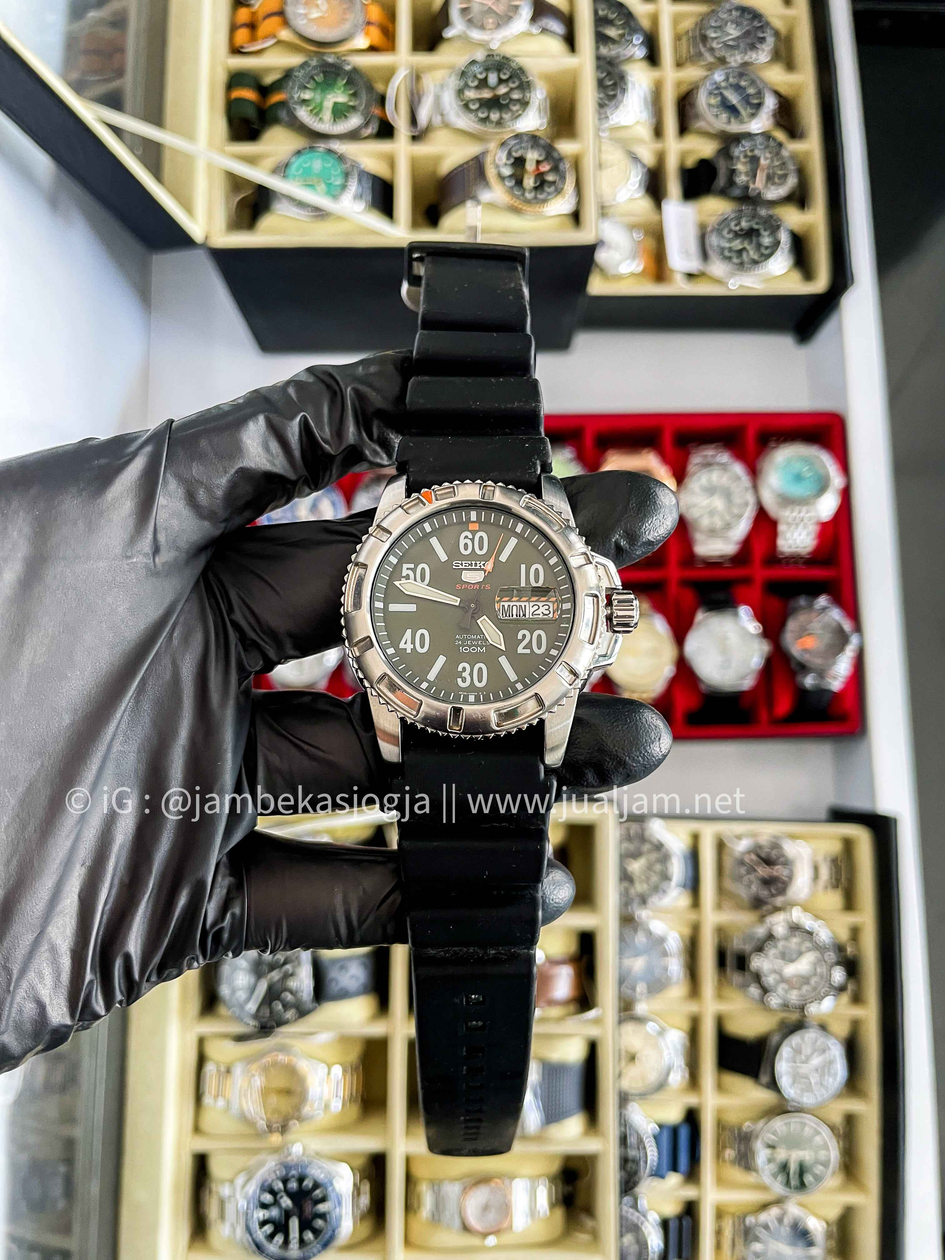 ( SKU 506) Seiko 5 Sports SRP215K1 Automatic Green Dial  Black  Rubber Strap