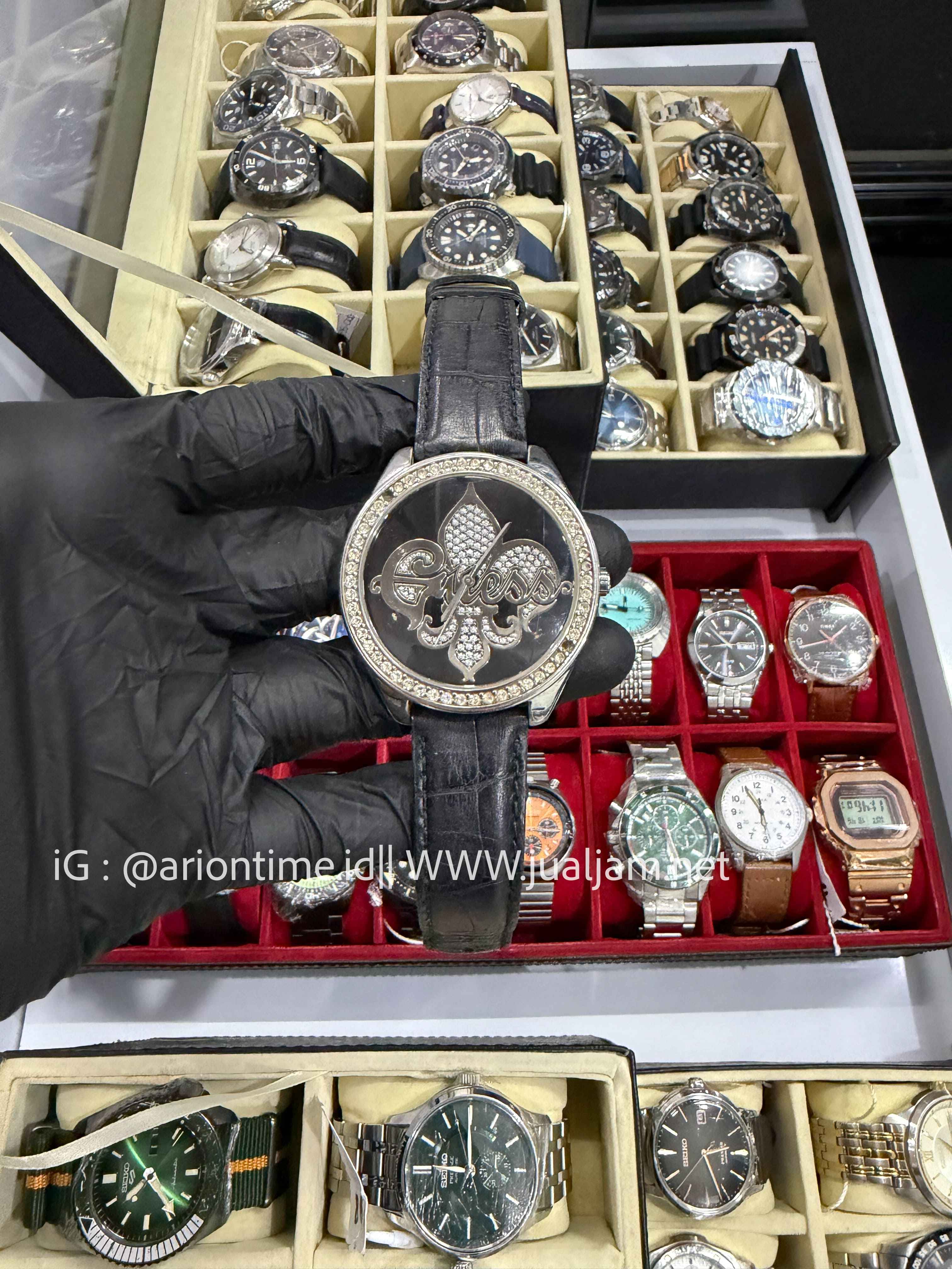 Guess Emblem  W75024L1 Black Leather Strap (TITIP JUAL)